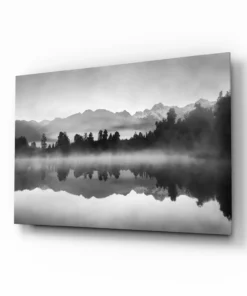 Mistig meer in het bos Glasschilderij
