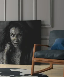 Vrouw met Tatoeages Glasschilderij