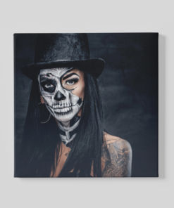 Vrouw met Enge Tatoeage Canvas Schilderij