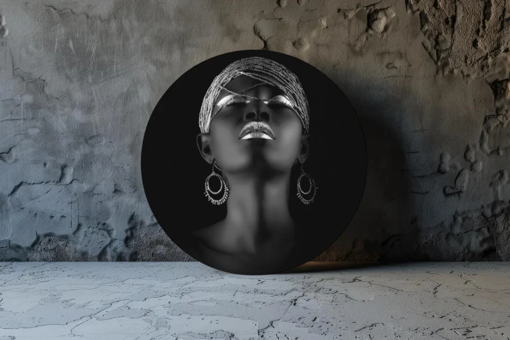 afrikaanse-vrouw-met-grijze-make-up-muurcirkel